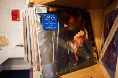 Lviv, Ukrayna - 01 Nisan 2025: George Michael 'ın hit albümü Faith' in yer aldığı bir plak koleksiyonu.