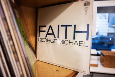 Lviv, Ukrayna - 1 Nisan 2025: George Michael 1987 albümü Faith şık bir ortamda vinil plakta sergilendi