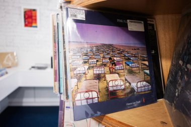 Lviv, Ukrayna - Nisan 01, 2025: Pink Floyd 1987 'nin bir anlık Mantık Bozukluğu albümü rafta sergilendi