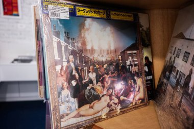 Lviv, Ukrayna - 01 Nisan 2025: 1983 Gizli Mesajlar başlıklı bir Electric Light Orchestra albümü.