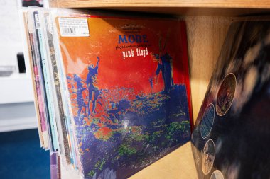 Lviv, Ukrayna - 1 Nisan 2025: Pink Floyd More 'un 1969 tarihli vinil albümü ahşap plak standında.