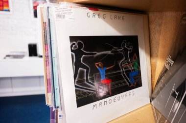 Lviv, Ukrayna - Nisan 01, 2025: Greg Lake 1983 albümü Manoeuvres 'u gösterimde gösteren vinil plak mağazası.