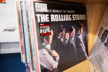 Lviv, Ukrayna - 01 Nisan 2025: Rolling Stones 'un 2003 tarihli yeni hit albümünün plağı.