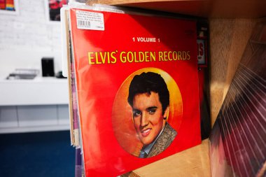 Lviv, Ukrayna - Nisan 01, 2025: Vintage 1958 Elvis Presley Golden Records Cilt 1 Albüm plağı ahşap bir mağazanın rafında.