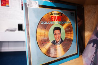Lviv, Ukrayna - 1 Nisan 2025: Golden Records 'dan Elvis Presley' in 1963 albümü mağazada sergileniyor.