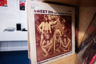 Lviv, Ukrayna - Nisan 01, 2025: The Sweet 2th albüm showcasing band üyelerinin plak kaydı, 1986 'da yayınlandı.