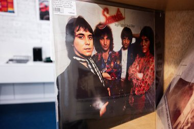 Lviv, Ukrayna - Nisan 01, 2025: 1977 tarihli Smokie Bright Lights and Back Alleys 'in Vinil albüm kapağı.