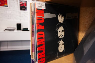 Lviv, Ukrayna - 01 Nisan 2025: Grand Funk Railroad Closer to Home 1970 albümünün bir plak kaydı depolama raflarında sergilendi.