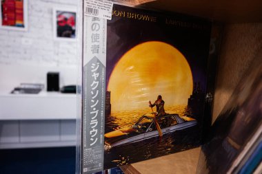 Lviv, Ukrayna - 01 Nisan 2025: Bir vitrin içinde Jackson Browne 'un 1983' te hazırladığı klasik vinil albüm Avukatları