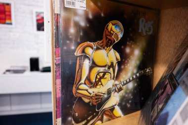 Lviv, Ukrayna - Nisan 01, 2025: Alvin Lee RX5 1981 albümünün yenilikçi kapak resmi içeren vinil kaydı