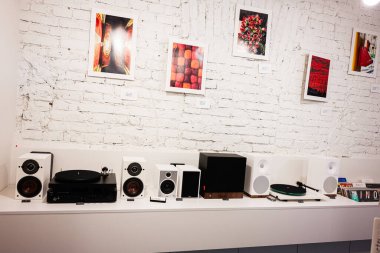Lviv, Ukrayna - 1 Nisan 2025: Turntable ve hoparlörler yaratıcı sanat eserleriyle süslenmiş tuğla bir duvara karşı sergilendi.