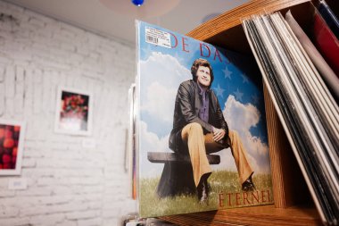Lviv, Ukrayna - Nisan 01, 2025: Joe Dassin 'in klasik albümü Eternel 2005 tahta bir rafa yerleştirildi.