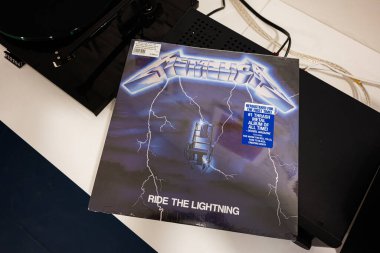 Lviv, Ukrayna - 1 Nisan 2025: Metallica 'nın 1984' te bir masaya yerleştirdiği Ride the Lightning plağı.