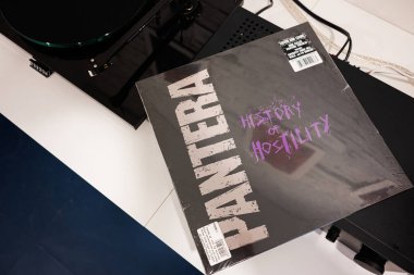Lviv, Ukrayna - 1 Nisan 2025: Pantera 'nın 2015 Düşmanlık Tarihi adlı plak kaydı bir turntable' da sergilendi.