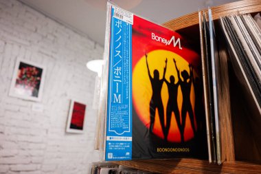Lviv, Ukrayna - 1 Nisan 2025: Boney M Boonoonoos vinil albümünün kapanışı 1981 'de ahşap bir rafta sergilendi