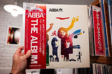 Lviv, Ukrayna - Nisan 01, 2025: ABBA 1977 'nin klasik plak kaydı The Album with Japanese propropropropropropropromosyon bandı sergilendi.