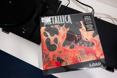 Lviv, Ukrayna - 01 Nisan 2025: 1996 tarihli Metallica Load albümünün turntable plağı.