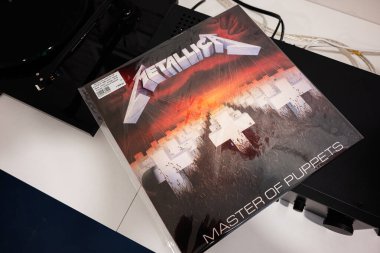 Lviv, Ukrayna - 1 Nisan 2025: Metallica Master of Puppets 1986 vinil kaydı bir plak kurulumunun yanında sergilenmektedir