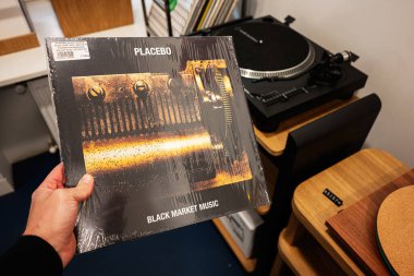 Lviv, Ukrayna - Nisan 01, 2025: Placebo Black Market Music 2000 albümünün plak kaydı bir turntable yakınlarındaydı.