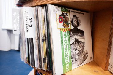 Lviv, Ukrayna - Nisan 01, 2025: Psikedelik ve folk albümleri de dahil olmak üzere çeşitli türlerde vinil plaklar yığını. Flower Travellin Grubu Satori 1971