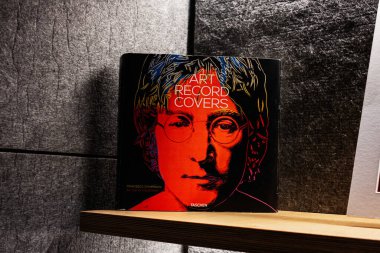 Lviv, Ukrayna - Nisan 01, 2025: Francesco Spampinato, Julius Wiedemann 'Art Record Covers' ı sıcak ışık altında kaplamaktadır.
