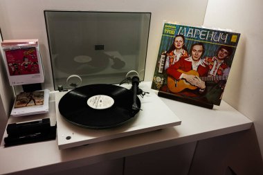 Lviv, Ukrayna - Nisan 01, 2025: Spin vinil ve The Marenych Trio albümleri sergilenen Slav grubu.