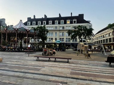 Rouen, Fransa - 14 Haziran 2023: Rouen, Fransa 'da büyüleyici bir sokak sahnesi Atlıkarınca ve mimari ayrıntıların yer aldığı.