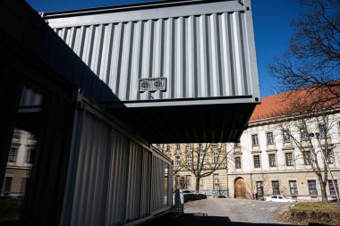 Lviv, Ukrayna - Nisan 06, 2025: Günışığı alan kentsel bir ortamda geçici modül işlevsel mimari için yenilikçi kullanım