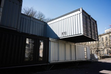 Lviv, Ukrayna - Nisan 06, 2025: Bir dış mekanda eşsiz bir mimari yapı oluşturan Zamansal Konteynırlar Yığını