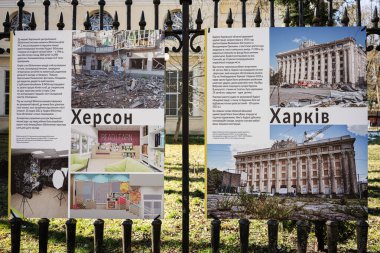 Lviv, Ukrayna - Nisan 06, 2025: Kentsel yıkım ve kurtarma sergisi Kharkiv Kherson 'un bir parktaki bilgilendirme afişleriyle sergilenmesi.