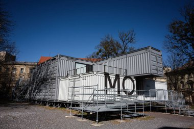 Lviv, Ukrayna - Nisan 06, 2025: Zamansal Mimarinin Yenilikçi Modülü Modülü Modüler nakliye konteynerleri yapı bileşenleri olarak kullanılıyor 