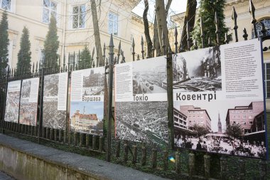 Lviv, Ukrayna - Nisan 06, 2025: Çitin üzerindeki tarihi paneller şehirlerin yıkımını ve yeniden inşa hikayelerini resmediyor.