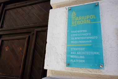 Lviv, Ukrayna - Nisan 06, 2025: Mariupol Yeniden Doğuş Mimarlık Platformu İnisiyatifi için bir turkuaz tabelasının yakın çekimi.
