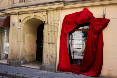 Lviv, Ukrayna - Nisan 06, 2025: Zarif giriş göz alıcı ve davetkar bir görünüm yaratan parlak kırmızı bir örtü içeriyor.