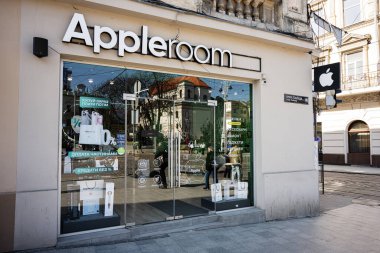 Lviv, Ukrayna - Nisan 06, 2025: Şehir merkezindeki bir Apple elektronik mağazasının modern dış görünümü
