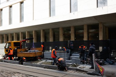 Lviv, Ukrayna - Nisan 06, 2025: Lviv, Ukrayna 'da bir şehir ortamında kaldırım döşeyen ve tamir eden işçiler.