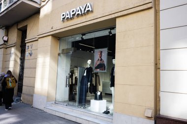 Lviv, Ukrayna - Nisan 06, 2025: Çağdaş Papaya 'nın dış görünüşü 