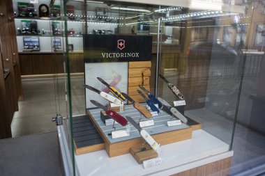 Lviv, Ukrayna - Nisan 06, 2025: Zarif Victorinox cep çakıları şık bir mağaza vitrininde sergilendi