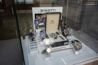Lviv, Ukrayna - 06 Nisan 2025: Zarif Bigotti Milano kol saatleri moda ve entelektüelliği ön plana çıkaran cam bir vitrinde düzenlendi