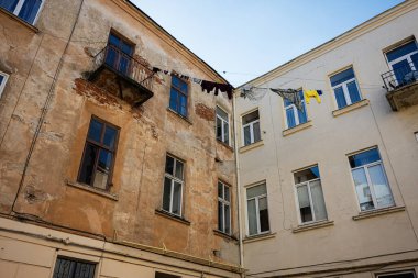 Lviv, Ukrayna 'da çamaşırhanesi asılmış ve yaşlanma ile modern arasında kontrastlı kırsal avlu binaları.