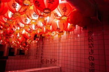 Lviv, Ukrayna - Nisan 06, 2025: Çince karakterli dekoratif kırmızı fenerler güzel döşenmiş iç mekanı aydınlatıyor.