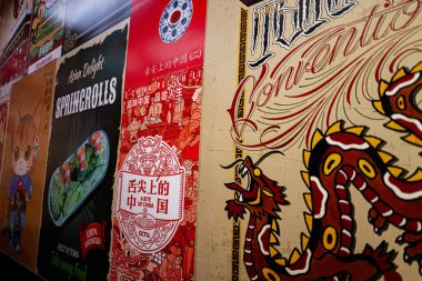Lviv, Ukrayna - Nisan 06, 2025: Asyalı sanat eserleri ve yaratıcı tasarımların sergilendiği canlı bir poster sergisi