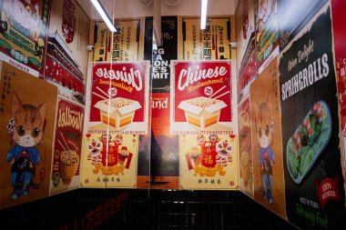 Lviv, Ukrayna - Nisan 06, 2025: Yaratıcı, sanatsal düzende Çin yemekleri sergilenen Retro tarzı posterler