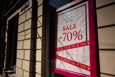 Lviv, Ukrayna - 06 Nisan 2025: Victoria 's Secret mağazasının vitrininde% 70' lik indirim teklifi yer alıyor..