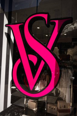 Lviv, Ukrayna - Nisan 06, 2025: Parlak pembe mağaza logosu Victoria 's Secret canlı tasarımları ve iç dekorları bir pencereye yansıtıyor.