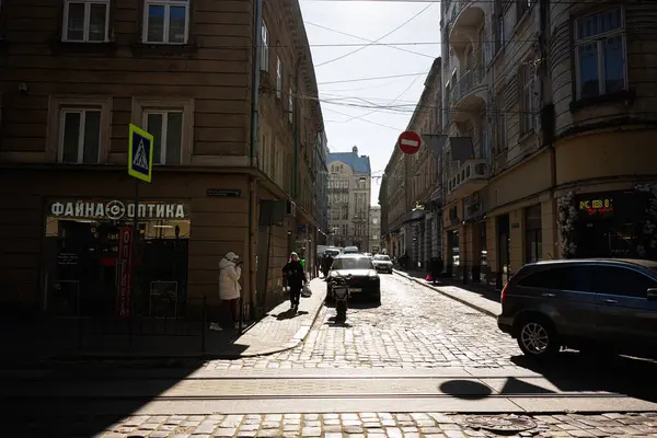 Lviv, Ukrayna - Nisan 06, 2025: Ukrayna 'nın Lviv kentinde yayaların ve tarihi mimarinin bulunduğu bir Avrupa kentinde güneşli bir şehir manzarası.