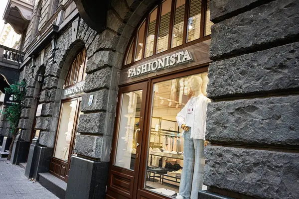 Lviv, Ukrayna - Nisan 06, 2025: Bir kaldırım taşı caddesi boyunca şık görünüşlü bir butik moda.