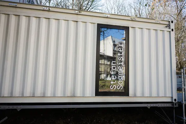 Lviv, Ukrayna - Nisan 06, 2025: Zamansal Kargo Konteynırı şehir ortamını yansıtan cam bir pencere içerir.