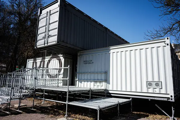 Lviv, Ukrayna - Nisan 06, 2025: Beyaz nakliye konteynırlarından inşa edilen bir zaman modülü