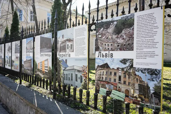 Lviv, Ukrayna - Nisan 06, 2025: Lviv 'deki tarihi mekanlar ve yapısal restorasyonlar hakkında bilgi içeren açık hava.